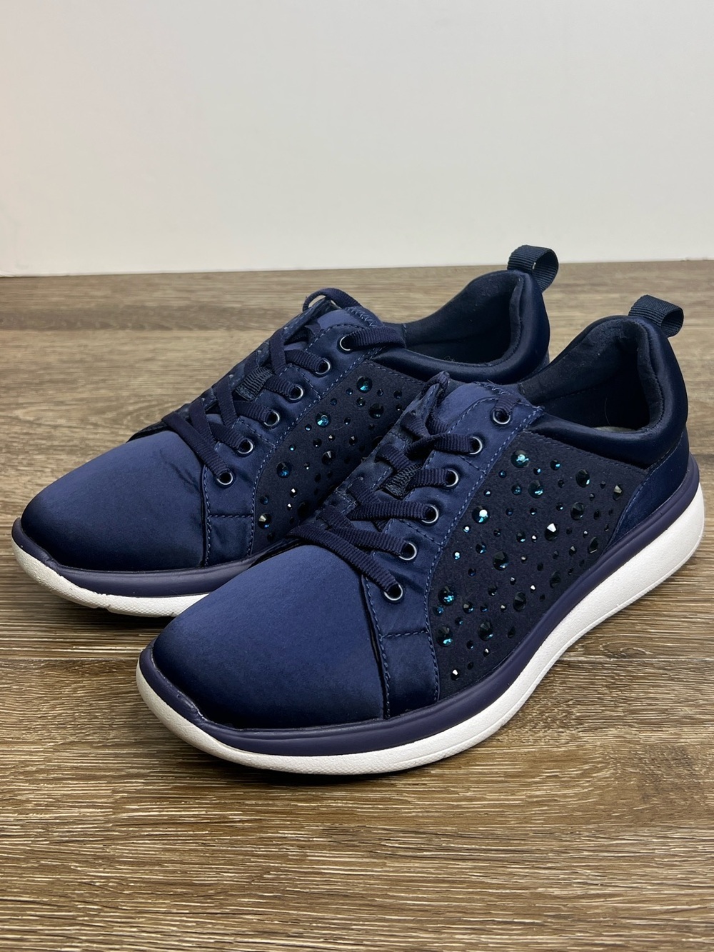 Clarks Cloudsteppers Navy Rhinestone Comfort Sneakers Women’s Size 6.5